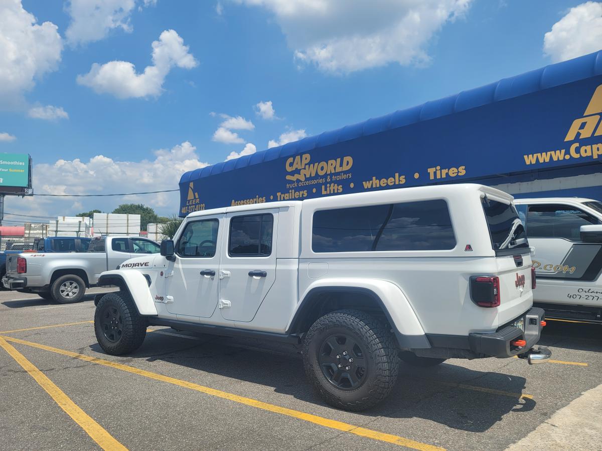 LEER 100XQ for Jeep Gladiator Cap World